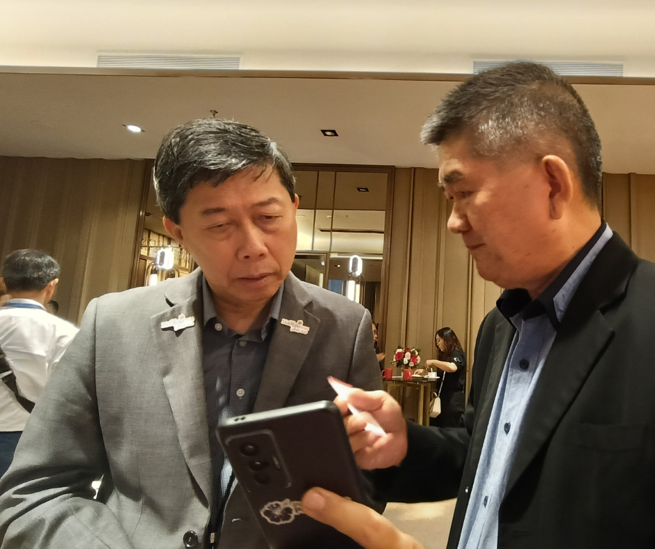 Mr. Wong from AllOnlineFair.com with Steve Woon VP Lexis Hotel Kuala Lumpur